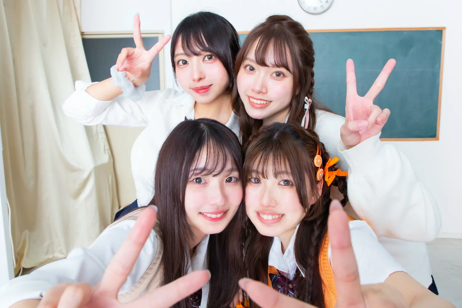 メンバー4人で写真撮影