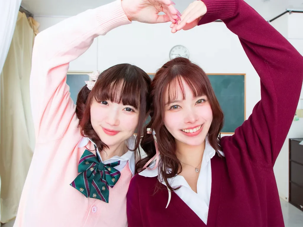 仲良くハートポーズを作るメンバー