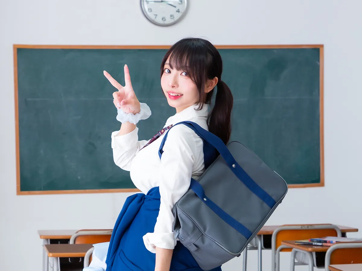 学生服姿の羽川つばさ